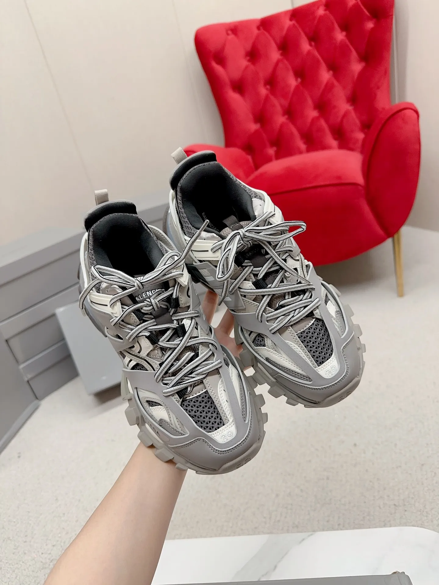 👟👟Ex-factory price 980👟👟 Men's size +10 𝐁𝐚𝐥𝐞𝐧𝐜𝐢𝐚𝐠𝐚|||𝐭𝐫𝐚𝗰𝐤 series 𝟑.𝟎Three generations of sports dad shoes‼ ️ [Top high-end quality from Dongguan Factory] Balenciaga dad shoes ~ super fashionable ~ full and three-dimensional shoes ~ amazing lines ~ very soft and light on the feet ~ super comfortable ~ versatile for commuting ~ can be paired with mid-calf socks, bell bottoms, wide-leg pants, overalls, very high-end ~ very manly and handsome ~ suitable for spring, summer, autumn and winter all year round... ⇢✈ Upper: Exclusive 1:1 original molded custom imported technical fabric mesh + imported cloth + 3M reflective strips [composed of 108 sub-pieces] ⇢✈Inner lining: Breathable mesh ⇢✈Outsole: Exclusive 1:1 original molded PU+TPU+EVA+rubber, a total of 13 sets of grinding tool combinations ⚠️Difference in market currency ~ high-end quality is definitely different ⇢✈𝐒𝐈𝐙𝐄Females: 35, 36, 37, 38, 39, 40 ⇢✈𝐒𝐈𝐙𝐄Men: 39, 40, 41, 42, 43, 44, 45
